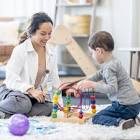 Profissional realizando avaliaÃ§Ã£o infantil